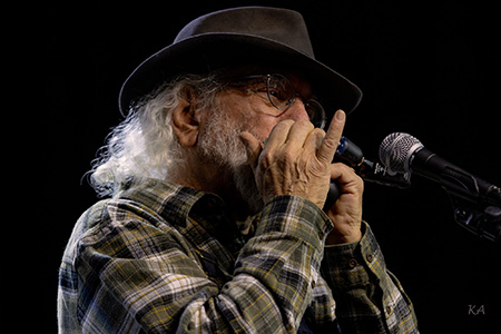 Mad Dog Friedman is keeping the century old tradition of solo harmonica blues alive. Photo by Ken Arias. Click to download the full-resolution version.